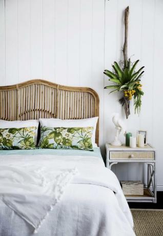 Entspannendes Schlafzimmer mit Korbkopfteil und Pflanzen