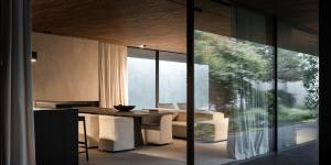 Zkoumání zdrženlivého luxusu: Moderní dům se zahradou, bazénem a minimalistickým designem [Video]