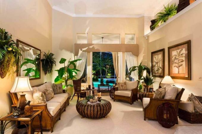Schönes Wohnzimmer im tropischen Stil zum Entspannen