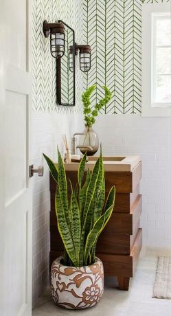 Elegantes Badezimmer mit grafischer Tapete und Pflanzen