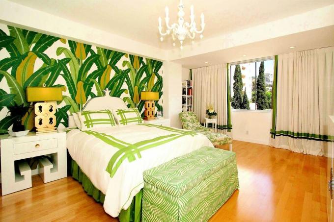 Großes grün-weißes Schlafzimmer mit Tapete