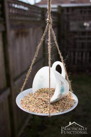 Jednoduché DIY závesné kŕmidlo pre vtáky