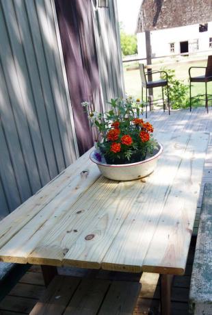 DIY náhradní venkovní stolní jídelní stůl