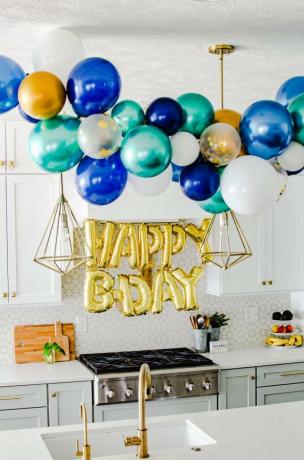 Glänzende Geburtstagsballons und Girlandendesign