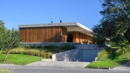 Dřevěný a betonový dům, který se otevírá do uvítacího bazénu [Video]
