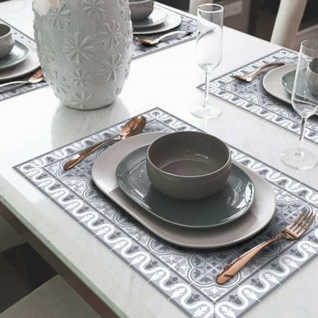 Tischsets mit Vinylfliesendesign in Grau