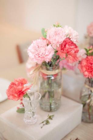 ทุกสิ่งตกแต่งโต๊ะดอกไม้สีชมพูบาน