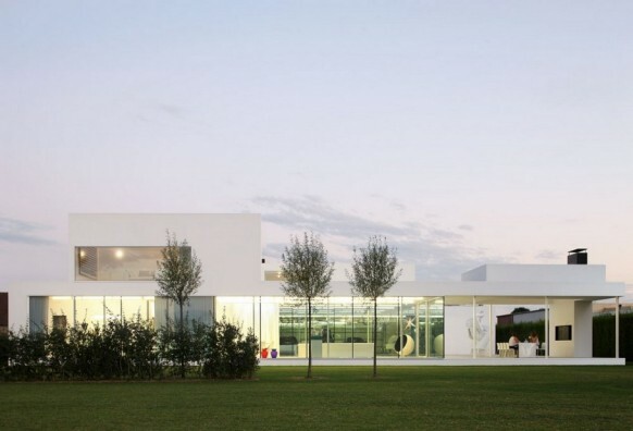 Moderne villa VH av Beel Achtergael Architecten utsikt over hagen