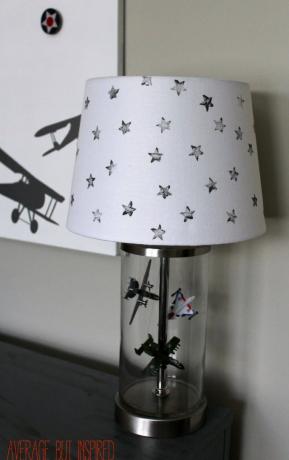 Lampe gefüllt mit hochfliegenden Flugzeugen
