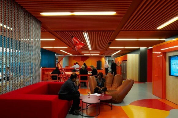 ANZ forretningscenter kreative farverige kontorlokaler rød