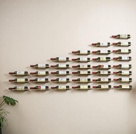 מדפי יין מתכת מינימליסטיים צמודים על הקיר