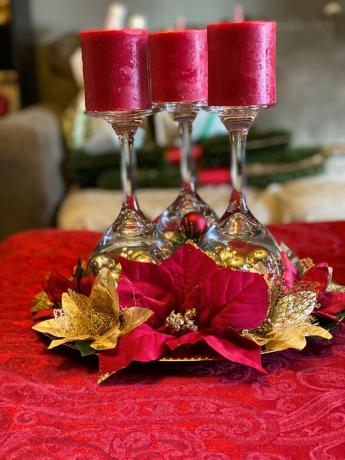 Prachtige creatie van wijnglas en poinsettia-middenstuk