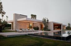 Kaunis moderni espanjalainen talo pihoilla ja uima -altaalla