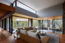 Ein modernes japanisches Haus mit einem ruhigen Innenhof