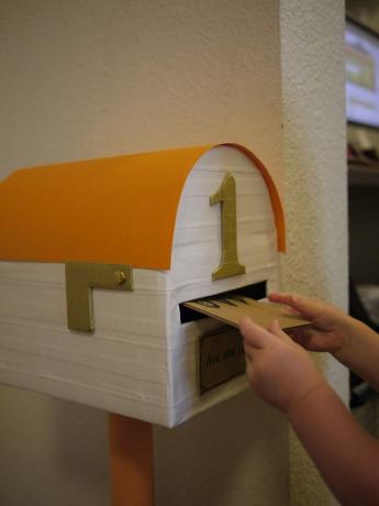 Boîte aux lettres faite maison de jouet de taille d'enfant