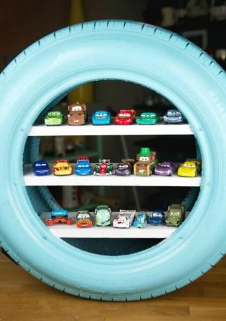 Verwandle einen alten Reifen in Spielzeugregale