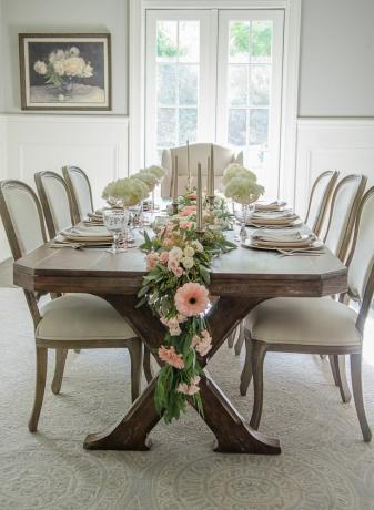 โต๊ะกลางโต๊ะสีชมพูและสีขาวอันงดงาม