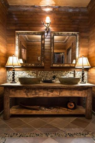 Rustikaler dunkler Badezimmertisch mit Schüsselwaschbecken
