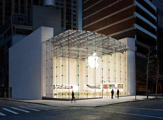 Магазин Apple в сутінках