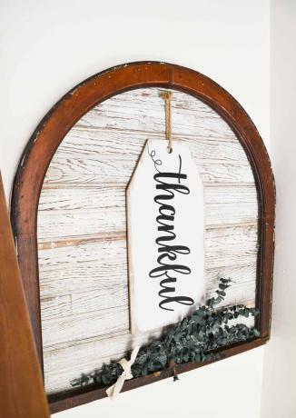 Bogenfenster aus Holz mit schöner Botschaft