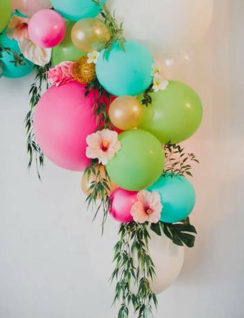 Hübscher DIY Blumenballonbogen