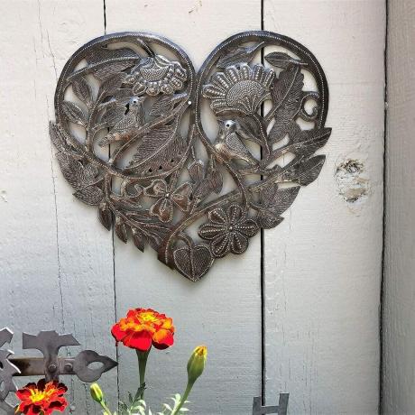 Herz aus recyceltem Stahl mit Blumen und Vögeln
