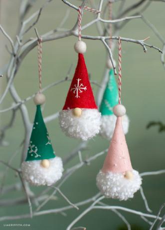 Minimalistische Weihnachtszwerg-Pom-Pom-Ornamente