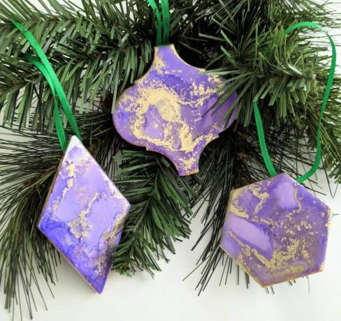 Komplet vijoličnih keramičnih božičnih okraskov