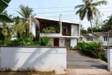 Modern Indiaas huis met een prachtige binnenvijver [Video]