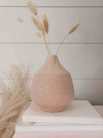 Vase aus pastellrotem Steingut