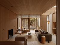 Twee gezellige moderne huizen die comfort en functionaliteit perfect combineren
