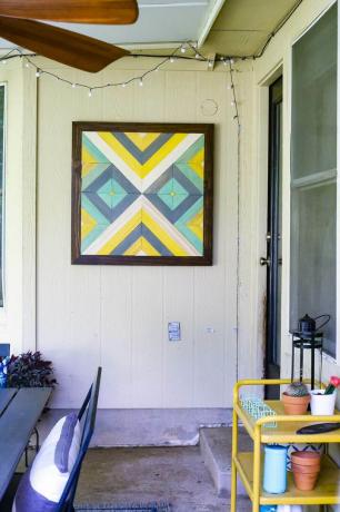 Geometrische Wandkunst für den Außenbereich mit lebendigen Farben